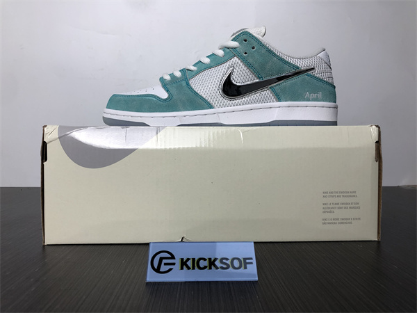 Nike SB Dunk Low FD2562-400