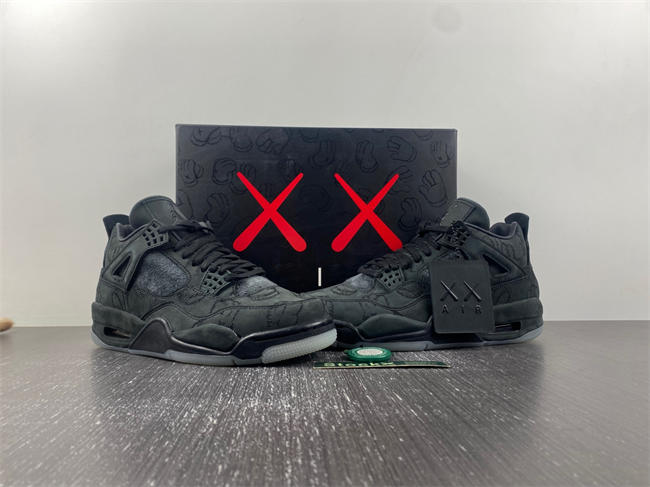 AIR JORDAN 4 RETRO KAWS 930155 001