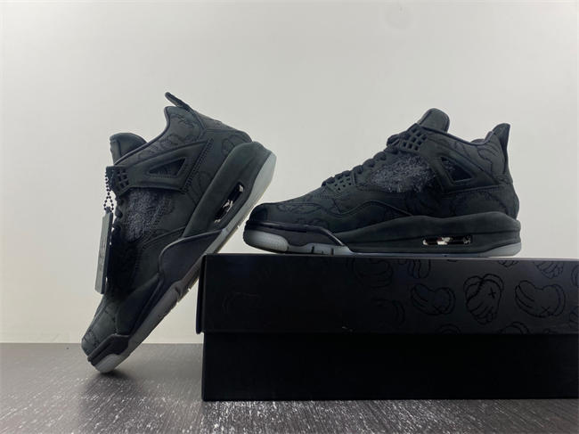 AIR JORDAN 4 RETRO KAWS 930155 001